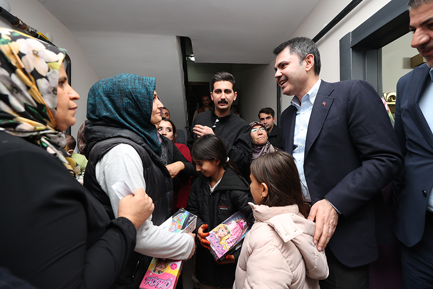 Bakan Kurum evi yıkılan başöğretmenin yeni evine misafir oldu 9