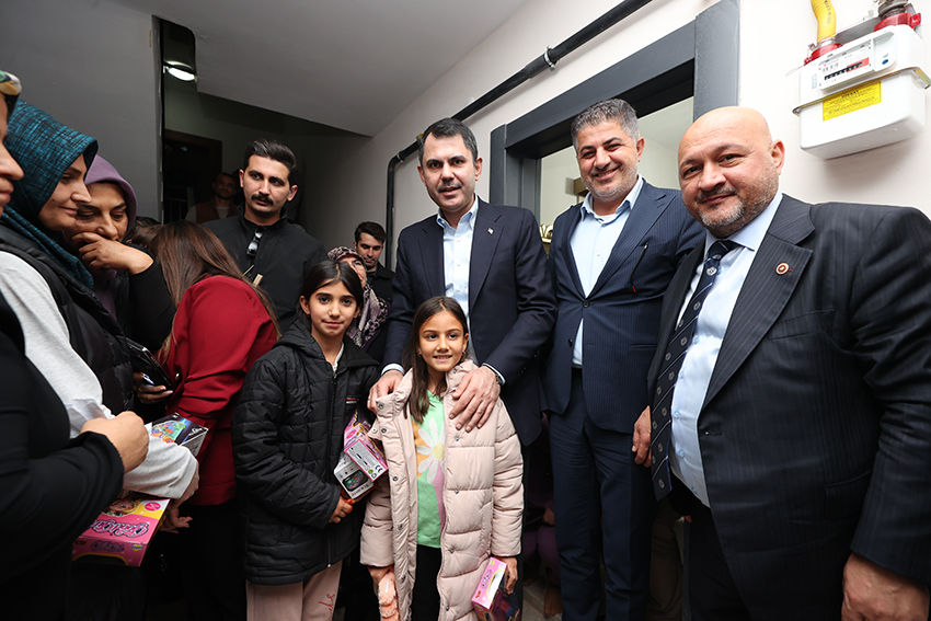 Bakan Kurum evi yıkılan başöğretmenin yeni evine misafir oldu 8