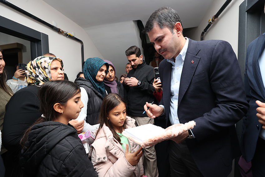 Bakan Kurum evi yıkılan başöğretmenin yeni evine misafir oldu 7