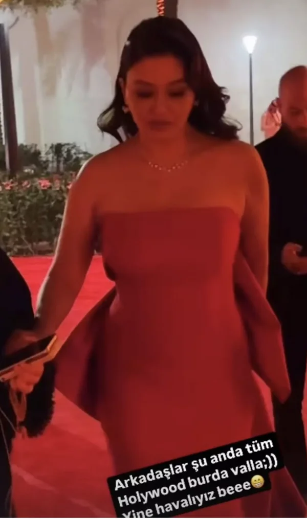 Nurgül Yeşilçay kırmızı elbisesiyle Suudi Arabistan'daki festivale damga vurdu 5