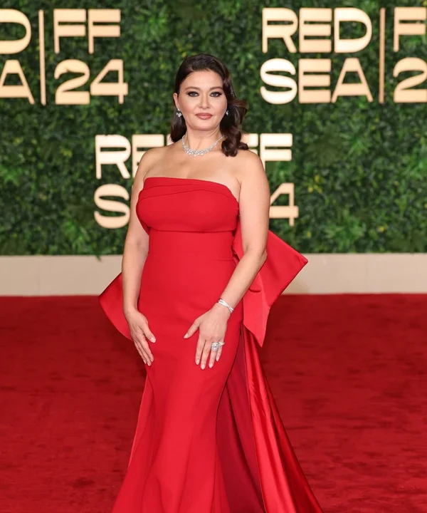 Nurgül Yeşilçay kırmızı elbisesiyle Suudi Arabistan'daki festivale damga vurdu 4