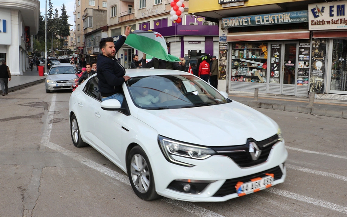 Türkiye'deki Suriyeliler sokaklara döküldü! Esed'in gidişini böyle kutladılar 1