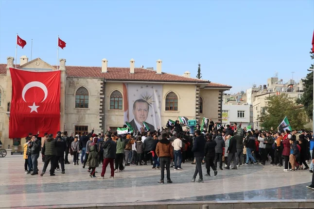 Türkiye'deki Suriyeliler sokaklara döküldü! Esed'in gidişini böyle kutladılar 12