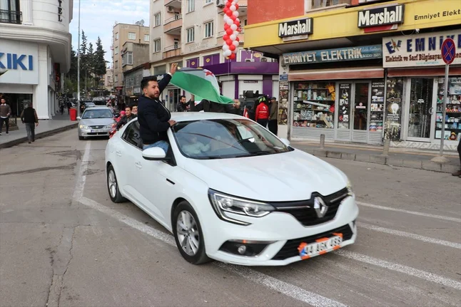 Türkiye'deki Suriyeliler sokaklara döküldü! Esed'in gidişini böyle kutladılar 9