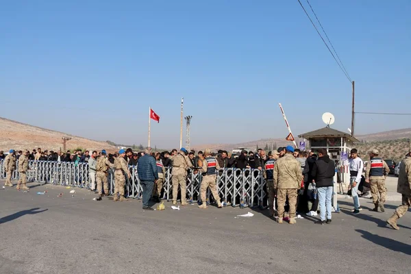 Sınır kapılarında yoğunluk Suriyeliler ülkelerine dönüyor 11