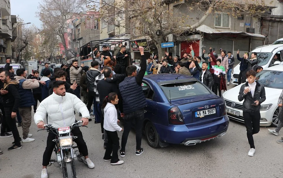 Türkiye'deki Suriyeliler sokaklara döküldü! Esed'in gidişini böyle kutladılar 14