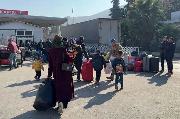 Sınır kapılarında yoğunluk Suriyeliler ülkelerine dönüyor 14