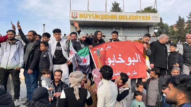 Türkiye'deki Suriyeliler sokaklara döküldü! Esed'in gidişini böyle kutladılar 20