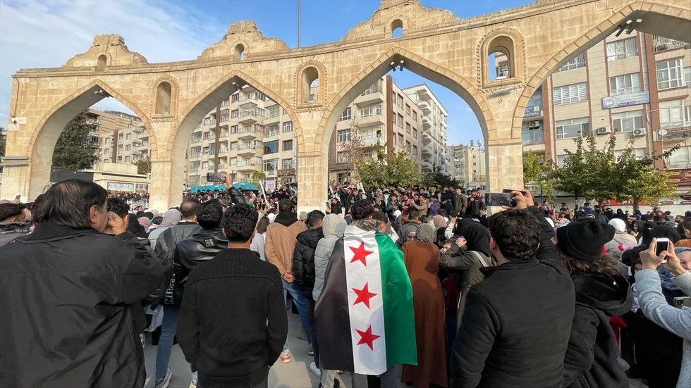 Türkiye'deki Suriyeliler sokaklara döküldü! Esed'in gidişini böyle kutladılar 19