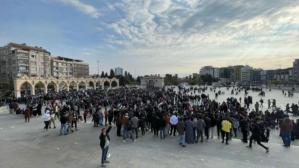 Türkiye'deki Suriyeliler sokaklara döküldü! Esed'in gidişini böyle kutladılar 18
