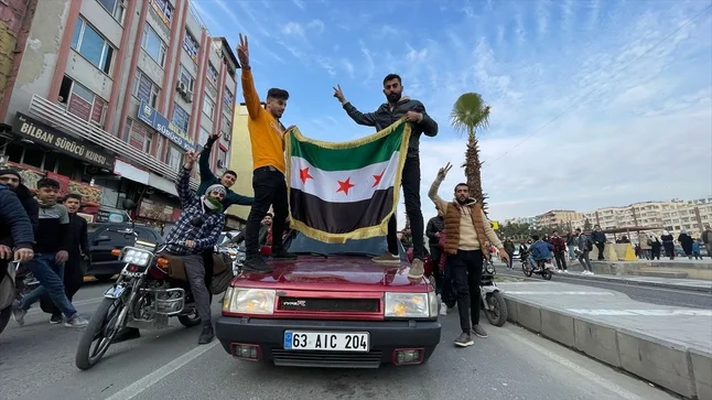 Türkiye'deki Suriyeliler sokaklara döküldü! Esed'in gidişini böyle kutladılar 17