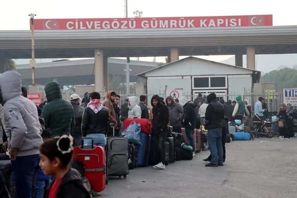 Sınır kapılarında yoğunluk Suriyeliler ülkelerine dönüyor 1