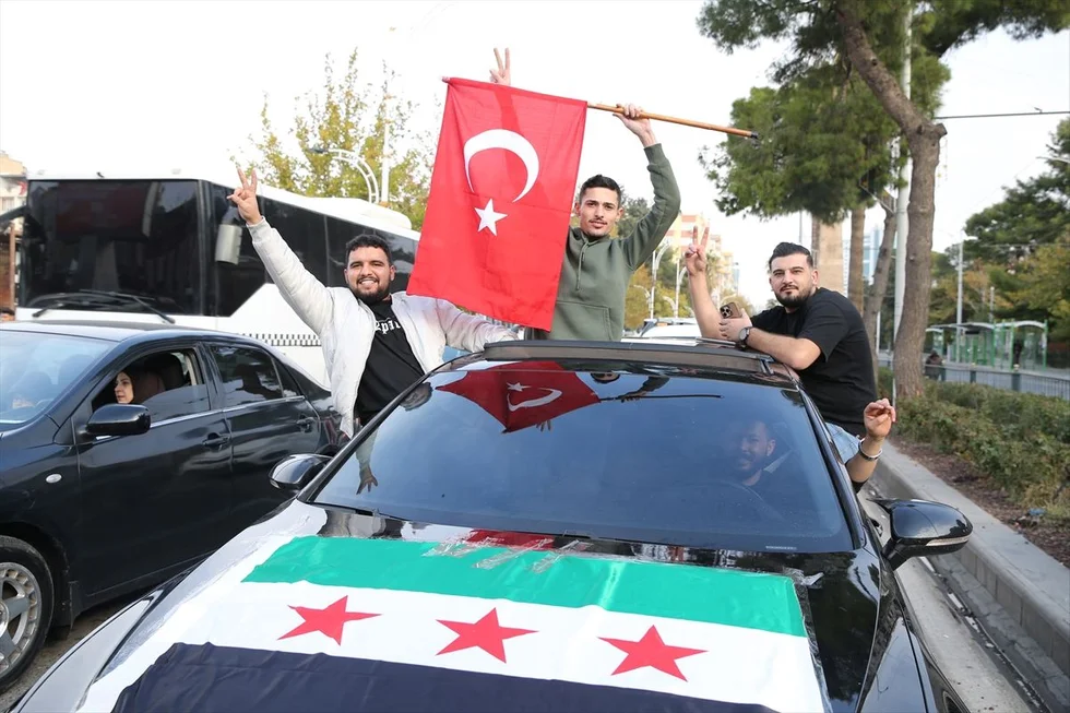 Türkiye'deki Suriyeliler sokaklara döküldü! Esed'in gidişini böyle kutladılar 16