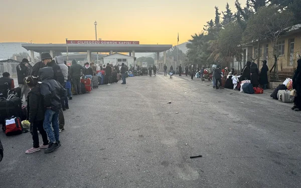 Sınır kapılarında yoğunluk Suriyeliler ülkelerine dönüyor 9