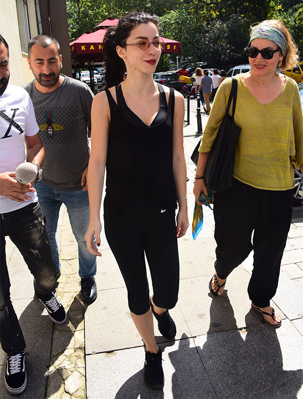 merve boluğur ve annesi