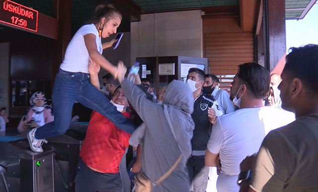 vapur iskelesi turnike uçan tekme