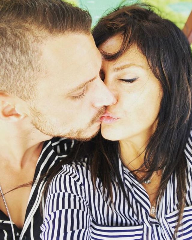 tuğba ekinci sevgilisiyle dudak dudağa