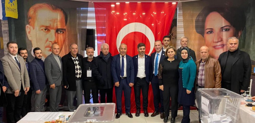 İYİ Parti Büyükçekmece'de Nejat Durmuş başkanlığa seçildi