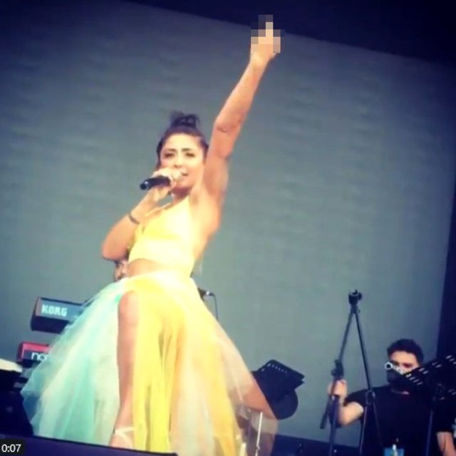 melek mosso orta parmak işareti