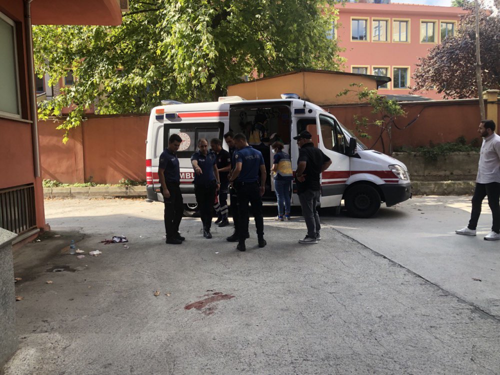 Bakırköy Adliyesi karşısındaki noter önünde bıçaklı kavga   