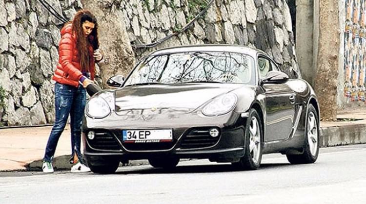 ebru polat arabaya su doldurma