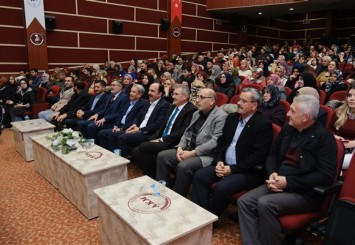 Başkan Altay, Akşehir'de düzenlenen şehir konferansları'na katıldı