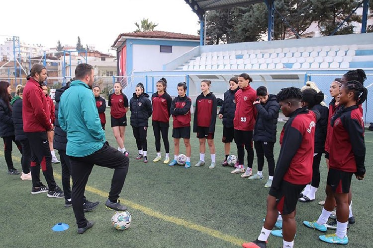 Hatayspor kadın futbol takımı zirve yarışından kopmak istemiyor