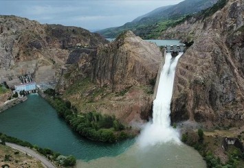 Sivas'ta Kılıçkaya Barajı doldu, kapakları açıldı