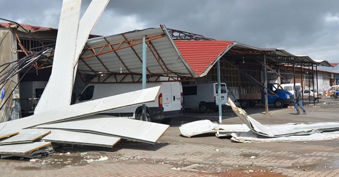 Gaziantep'te fırtına nedeniyle bazı iş yerlerinin çatıları zarar gördü
