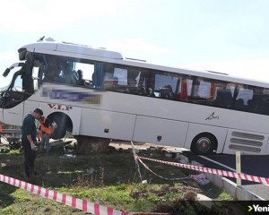 Denizli'de turistleri taşıyan otobüsle otomobil çarpıştı