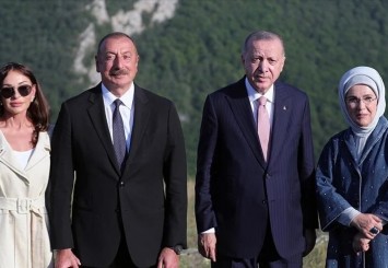 Mihriban Aliyeva, Cumhurbaşkanı Erdoğan ile eşi Emine Erdoğan'ı kutladı