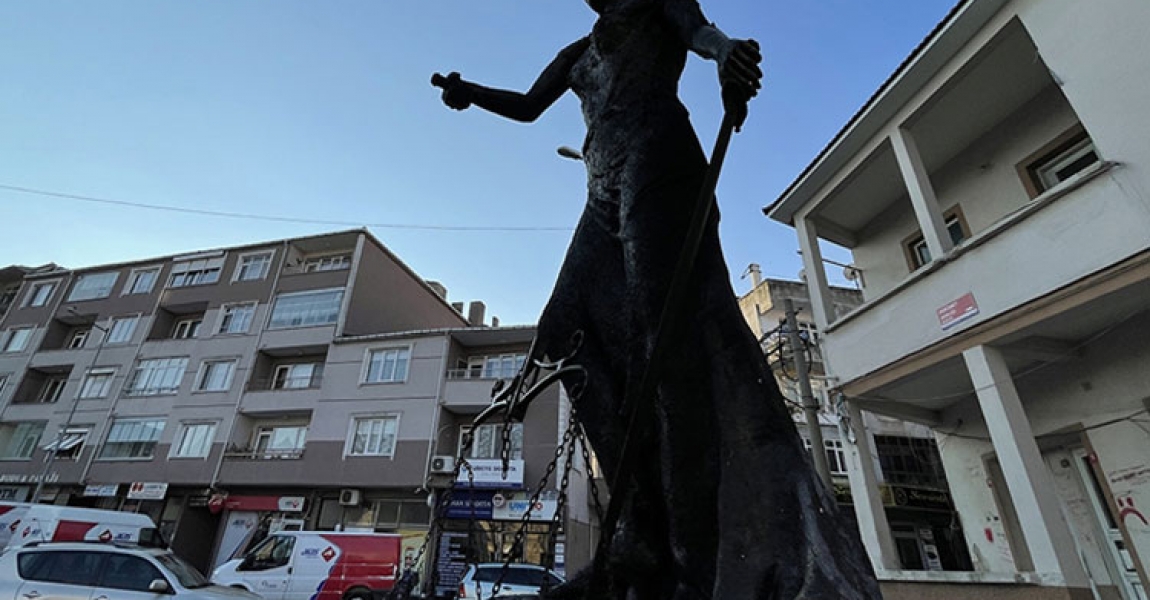 Edirne'nin Uzunköprü ilçesinde Adalet Anıtı ateşe verildi