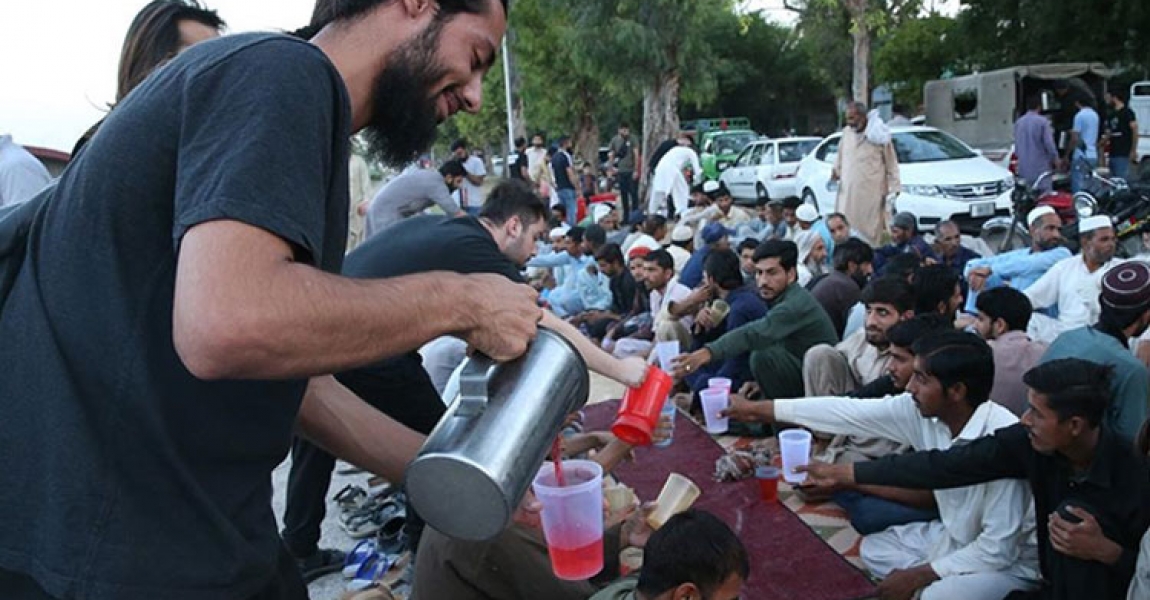 Pakistan'daki Türk vatandaşlarından ihtiyaç sahiplerine iftar