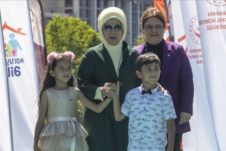 Emine Erdoğan: Tüm vatandaşlarımızı, bir çocuğumuzun elinden tutmaya davet ediyorum