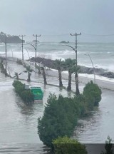 Giresun'da fırtına sonucu yükselen dalgalar zarara yol açtı