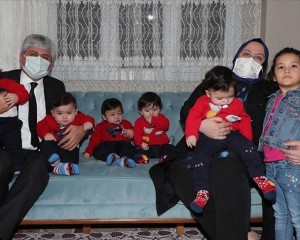 Bakan Zehra Zümrüt Selçuk Hatay'daki beşiz bebek sahibi aileyi ziyaret etti