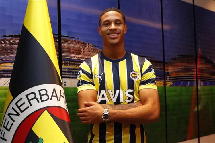 Fenerbahçe Hollandalı futbolcu Oosterwolde'yi 4,5 yıllığına kadrosuna kattı