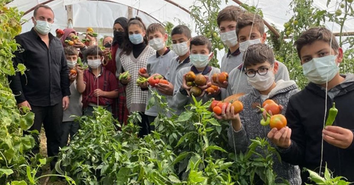 Bayburt'ta öğrencilerin yetiştirdiği ata tohumları köylülere dağıtılıyor