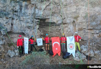 Antalya'da dağcılar falezlerde temizlik yaptı
