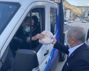 Amasya Belediyesi vatandaşlara ramazanın her günü 3 bin pide dağıtıyor