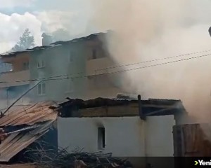 Erzurum'un Pazaryolu ilçesinde evlere sıçrayan yangına müdahale ediliyor