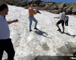 Artvin'de yaylaya çıkan vatandaşlar yazın kar topu oynadı