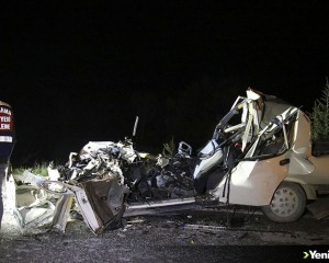 Uşak'ta otomobilin park halindeki kamyonete çarpması sonucu 2 kişi öldü