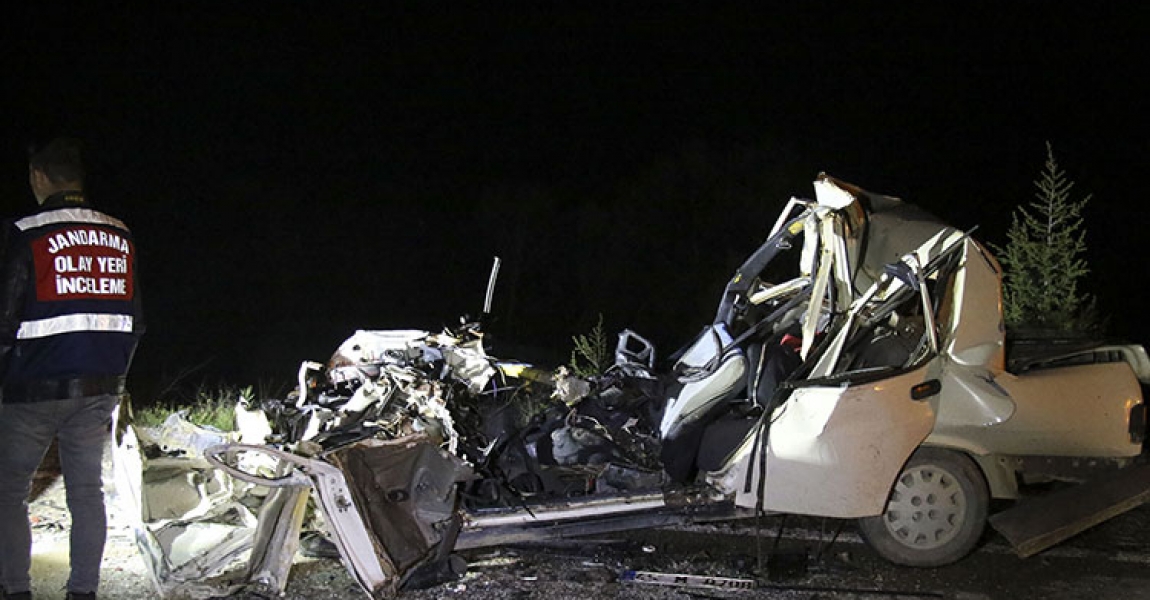 Uşak'ta otomobilin park halindeki kamyonete çarpması sonucu 2 kişi öldü