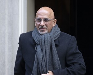 İngiltere'de Sunak, vergi kaçırdığı iddia edilen Muhafazakarların Başkanı Zahawi'yi görevden aldı