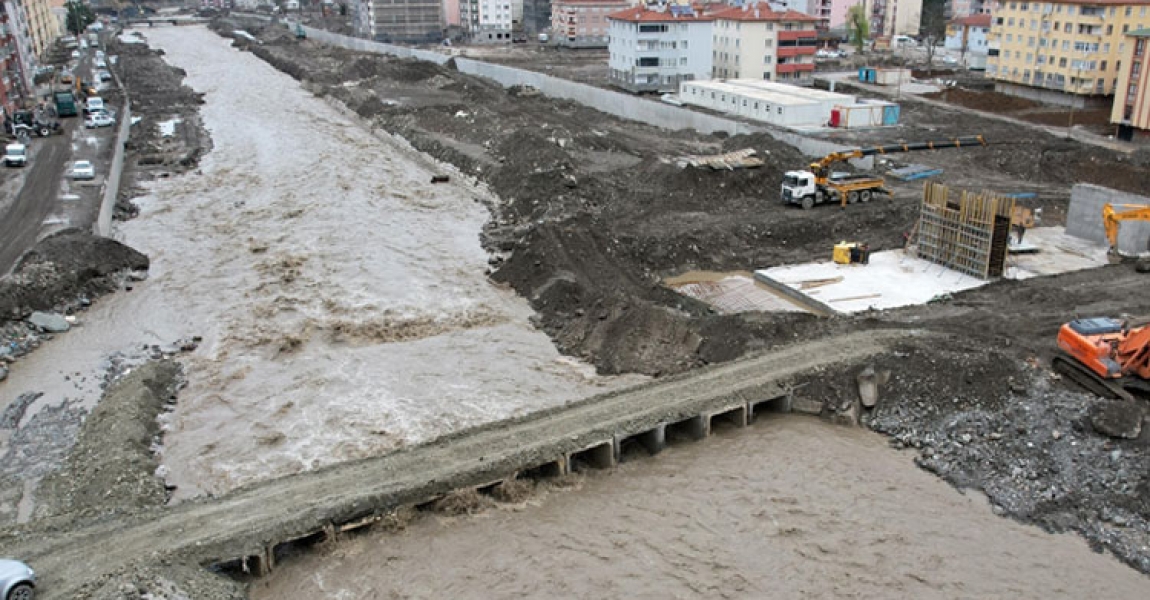Bozkurt'ta su seviyesinin yükselmesiyle hasar gören geçici köprü onarıldı