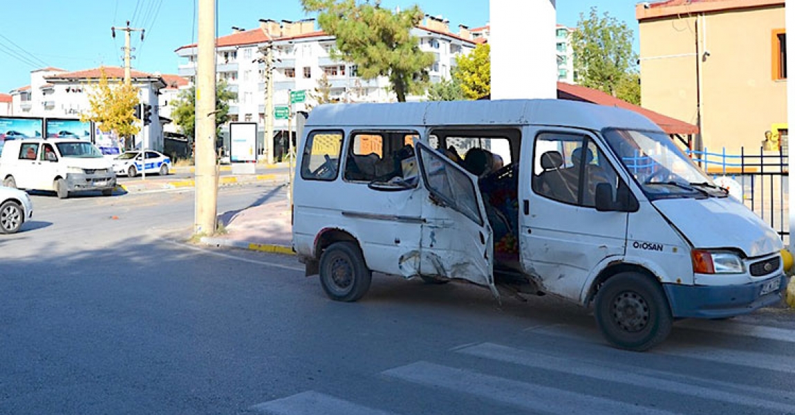 Aksaray'da minibüs ile panelvanın çarpıştığı kazada 5 kişi yaralandı
