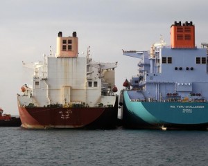 İki Dev Gemi Arasında LNG Transferi
