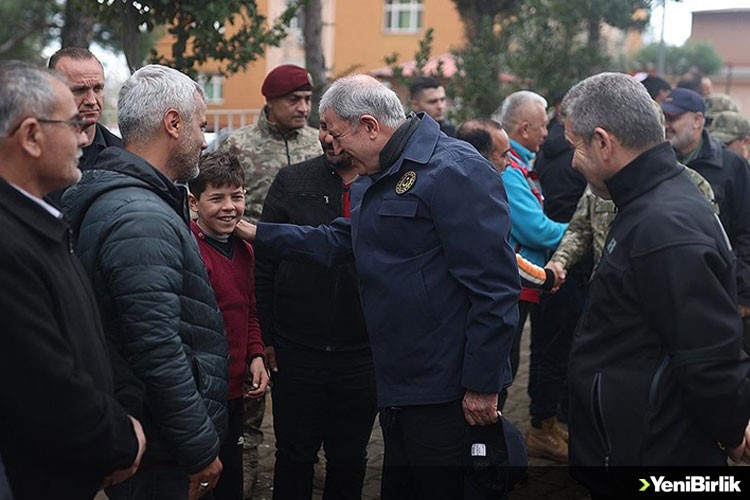 Bakan Akar, Kırıkhan'daki çalışmaları inceledi, şehit aileleriyle bir araya geldi