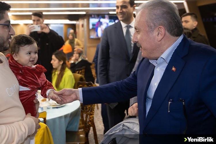TBMM Başkanı Şentop, İstanbul'a gelen depremzedelerle iftar yaptı